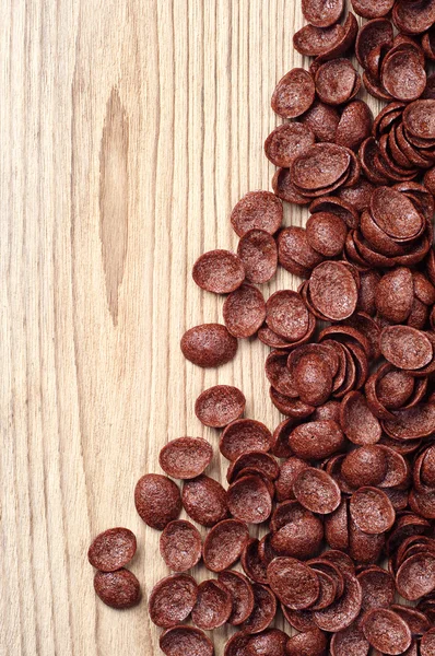 Cereais de chocolate na mesa de madeira — Fotografia de Stock