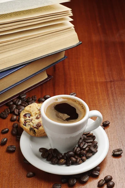 Kahve ve kitaplar — Stok fotoğraf