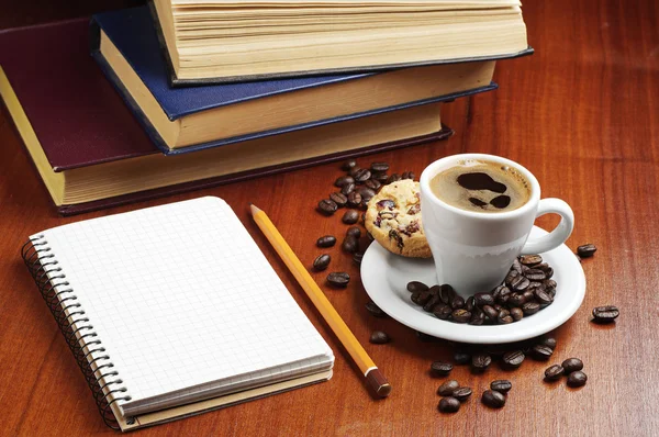 Tasse de café, bloc-notes et livres — Photo