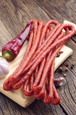 ince kurutulmuş sosis