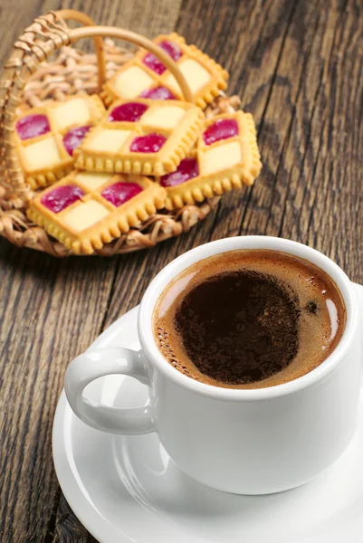 Bir fincan kahve ve kurabiye. — Stok fotoğraf