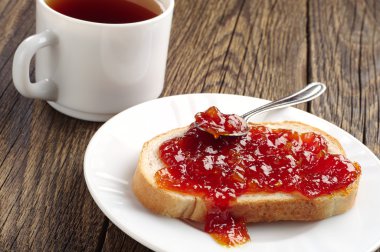 reçel ve çay ile ekmek
