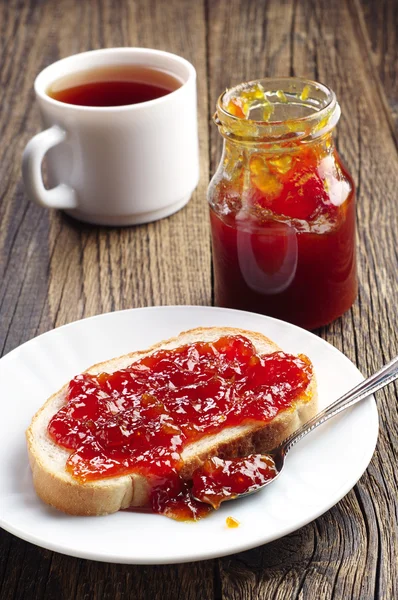Ontbijt met brood en jam — Stockfoto