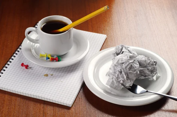 Buruşuk kağıt ve kahve — Stok fotoğraf