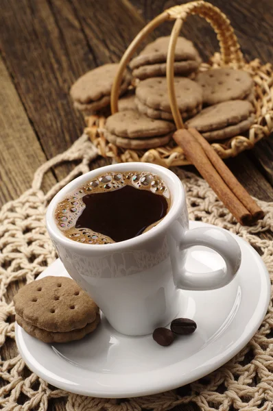 Чашка кофе и кулинарные изделия — стоковое фото