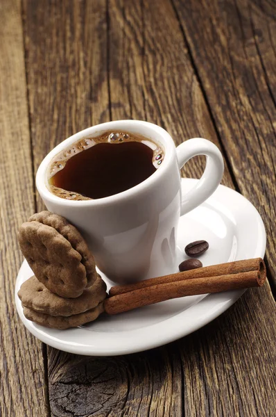 Filiżankę gorącej kawy i ciasteczek — Zdjęcie stockowe