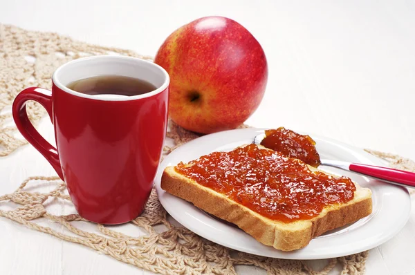 Toast med marmelad och te — Stockfoto