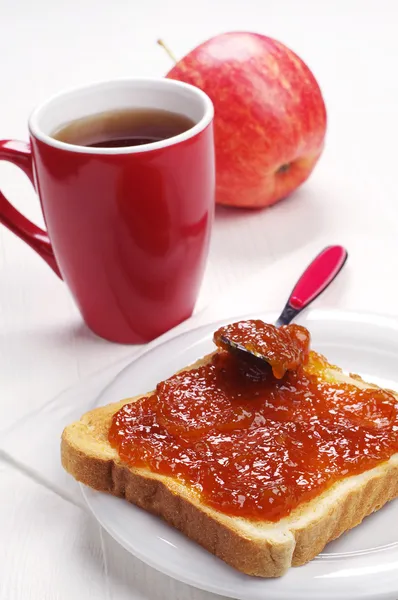 Rebanada de pan tostado con mermelada y té — Foto de Stock