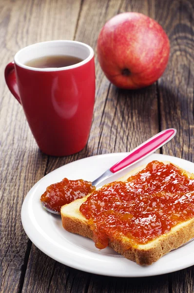 Kromka chleba tosty z dżemem i herbata — Zdjęcie stockowe