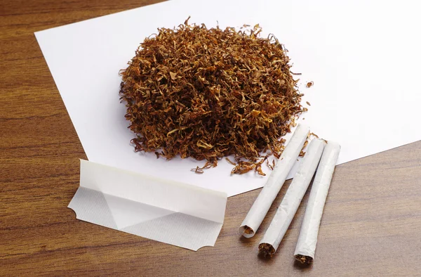 Табак и сигареты — стоковое фото