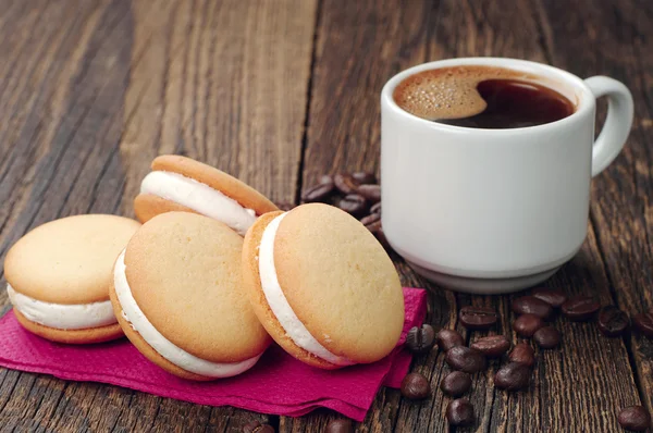 Šálek horké kávy a sušenek — Stock fotografie