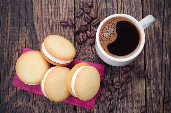 Káva a sladké sušenky — Stock fotografie