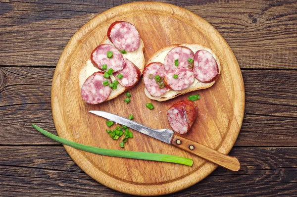 Panini con salsiccia e cipolla — Foto Stock