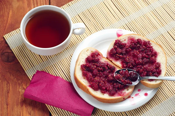 Reçel ve çay ile ekmek — Stok fotoğraf