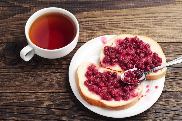 White bread with raspberry jam — Stock Photo, Image