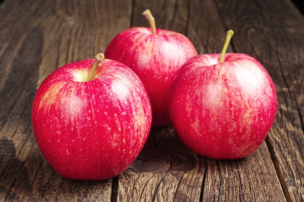 Drei rote Äpfel — Stockfoto