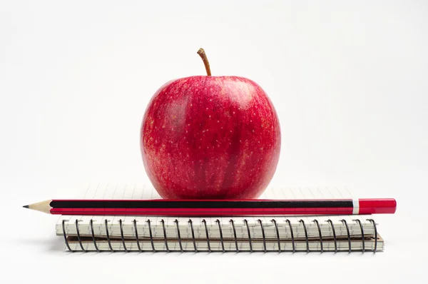 Červené jablko a notebook — Stock fotografie