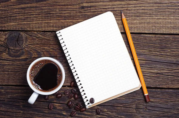 Notizbuch und Kaffee — Stockfoto