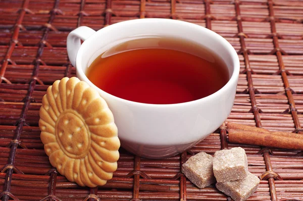 Xícara de chá com biscoitos — Fotografia de Stock