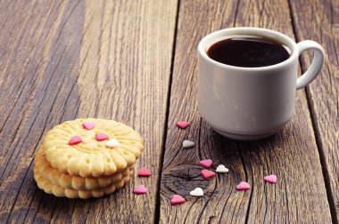 Bir fincan kahve ve kurabiye.