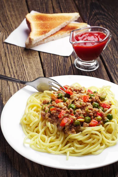 Kıyılmış et ile spagetti — Stok fotoğraf