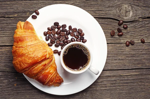 Kaffeetasse mit Croissant — Stockfoto