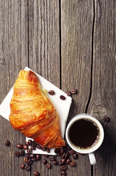 Koffiekopje met een croissant — Stockfoto