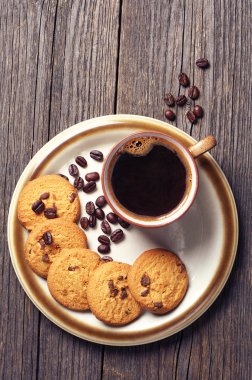 Bir fincan kahve ve kurabiye.