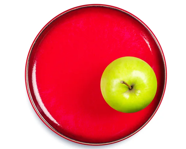 Manzana verde en un plato rojo — Foto de Stock