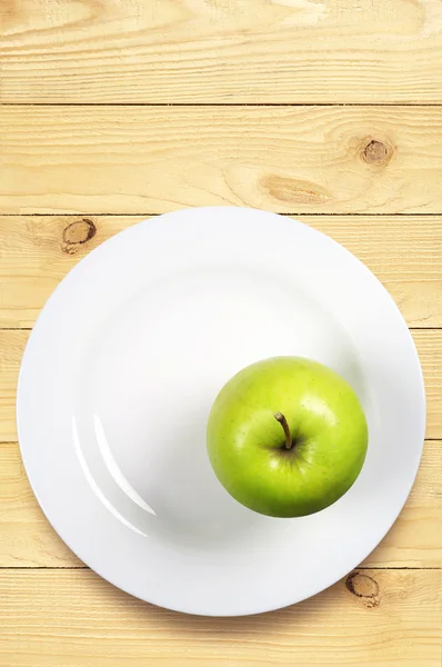 Πράσινο μήλο σε ένα πιάτο — Φωτογραφία Αρχείου