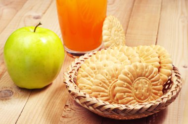 kurabiye, meyve suyu ve elma