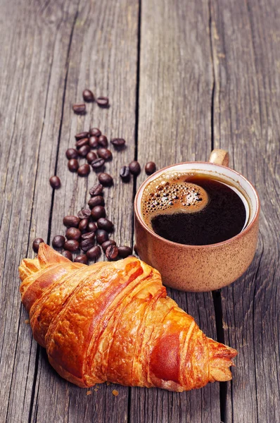 Tazza di caffè con un croissant — Foto Stock