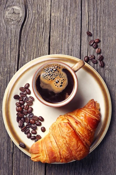 Tazza di caffè con un croissant — Foto Stock