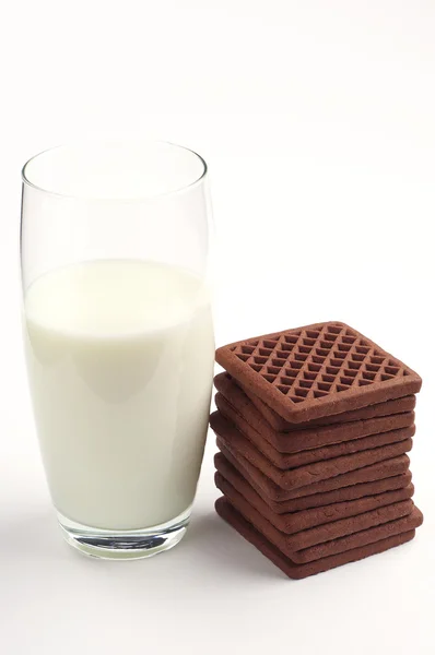 Mleko i czekoladowe ciasteczka — Zdjęcie stockowe