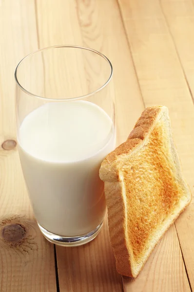 Glass of milk and toast — Stock Photo, Image