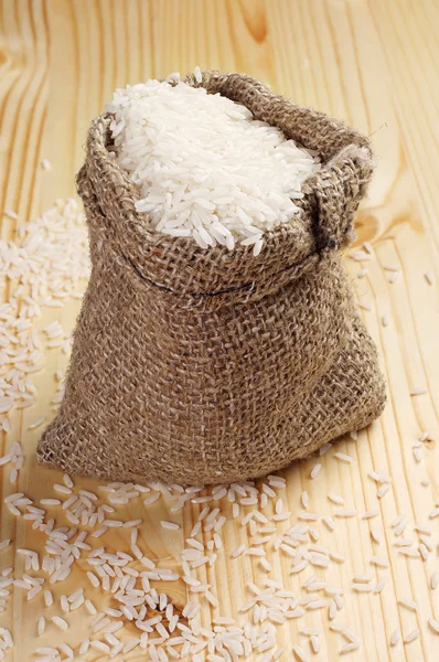 Vitt ris i en säck — Stockfoto