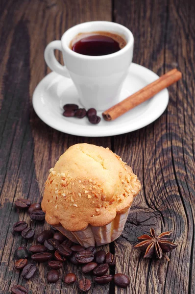 Muffin mit Nüssen und Kaffee — Stockfoto