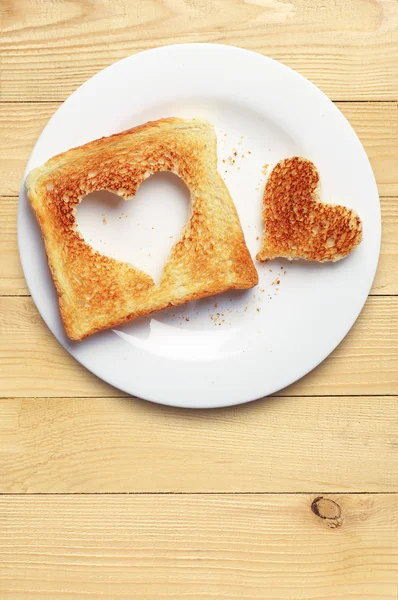 Pan tostado con forma de corazón cortado — Foto de Stock