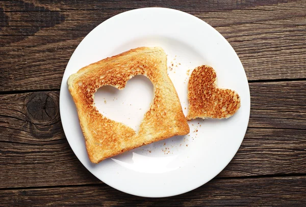 Toastbrot mit ausgeschnittener Herzform — Stockfoto