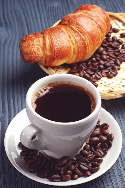 Tazza di caffè con un croissant — Foto Stock