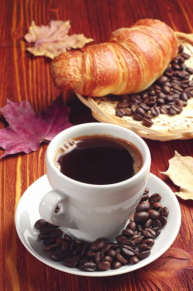 Filiżanka kawy i rogalika — Zdjęcie stockowe