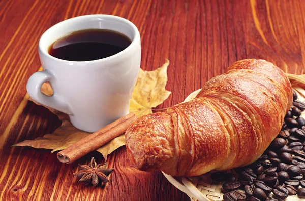 Tazza di caffè con un croissant — Foto Stock