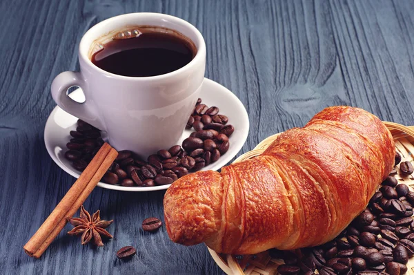 Kopje koffie en croissant — Stockfoto