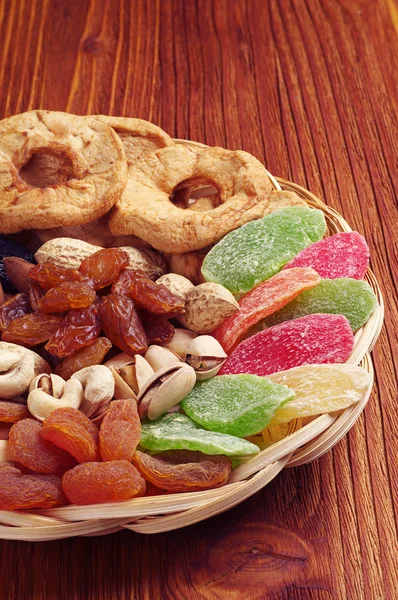 Torkade frukter och nötter — Stockfoto