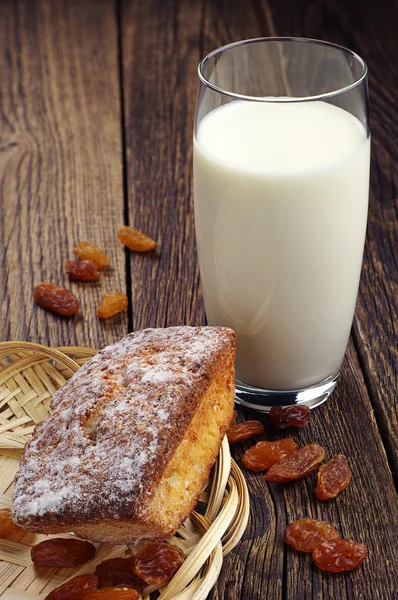 Cupcake and glass of milk — Stock Photo, Image