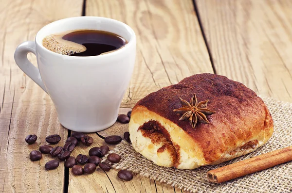 Zoet broodje en kopje koffie — Stockfoto
