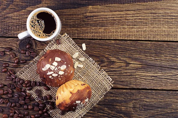 Kuppi kahvia ja cupcake — kuvapankkivalokuva