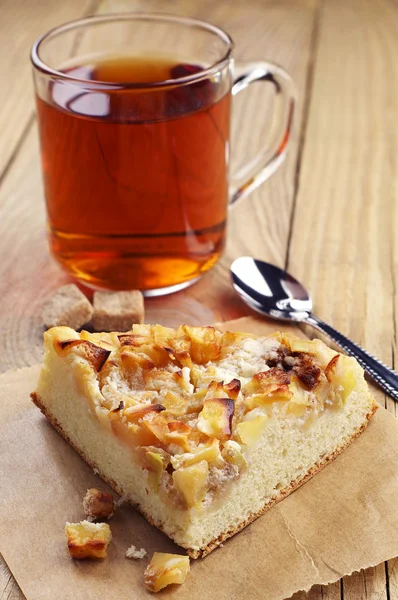 Pedazo de pastel con manzanas y té —  Fotos de Stock