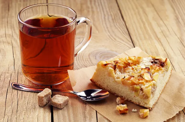 Чашка чая и кусок пирога — стоковое фото