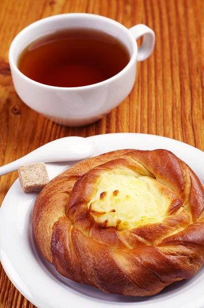 Brötchen mit Pudding und Tee — Stockfoto